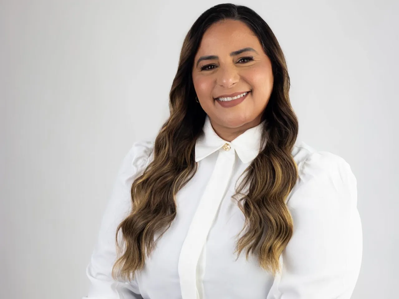 Dra. Patrícia Croucillo sorrindo em estúdio